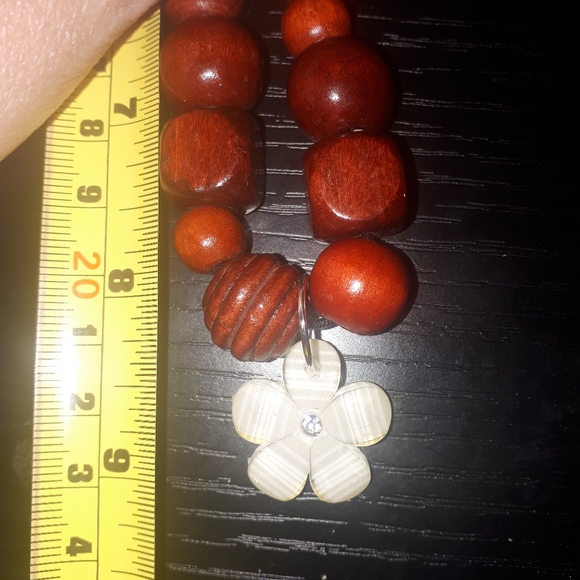 Wooden bead & flower choker - Picture 4 of 4